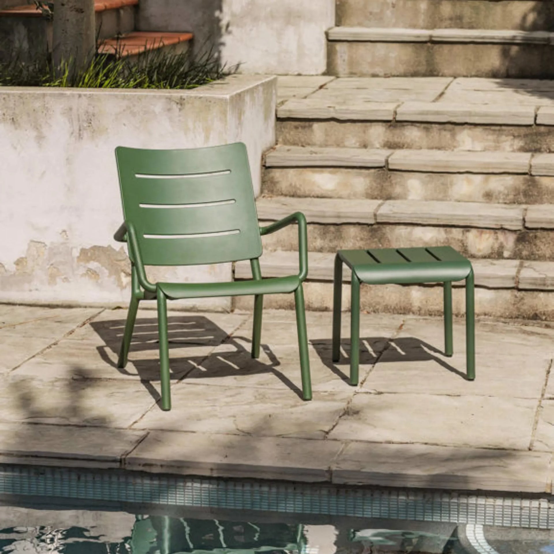 Outo Outdoor Lounge Chair - Dark Green
