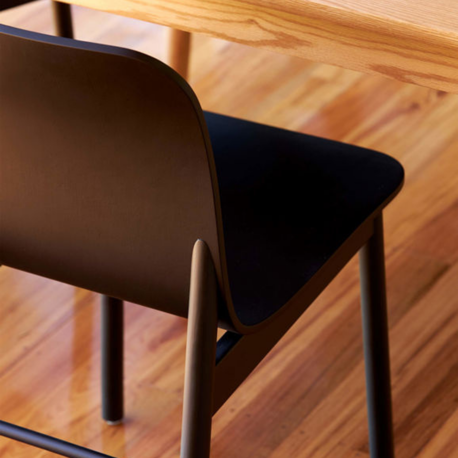 Aspen Chair w/Wooden Legs - Black