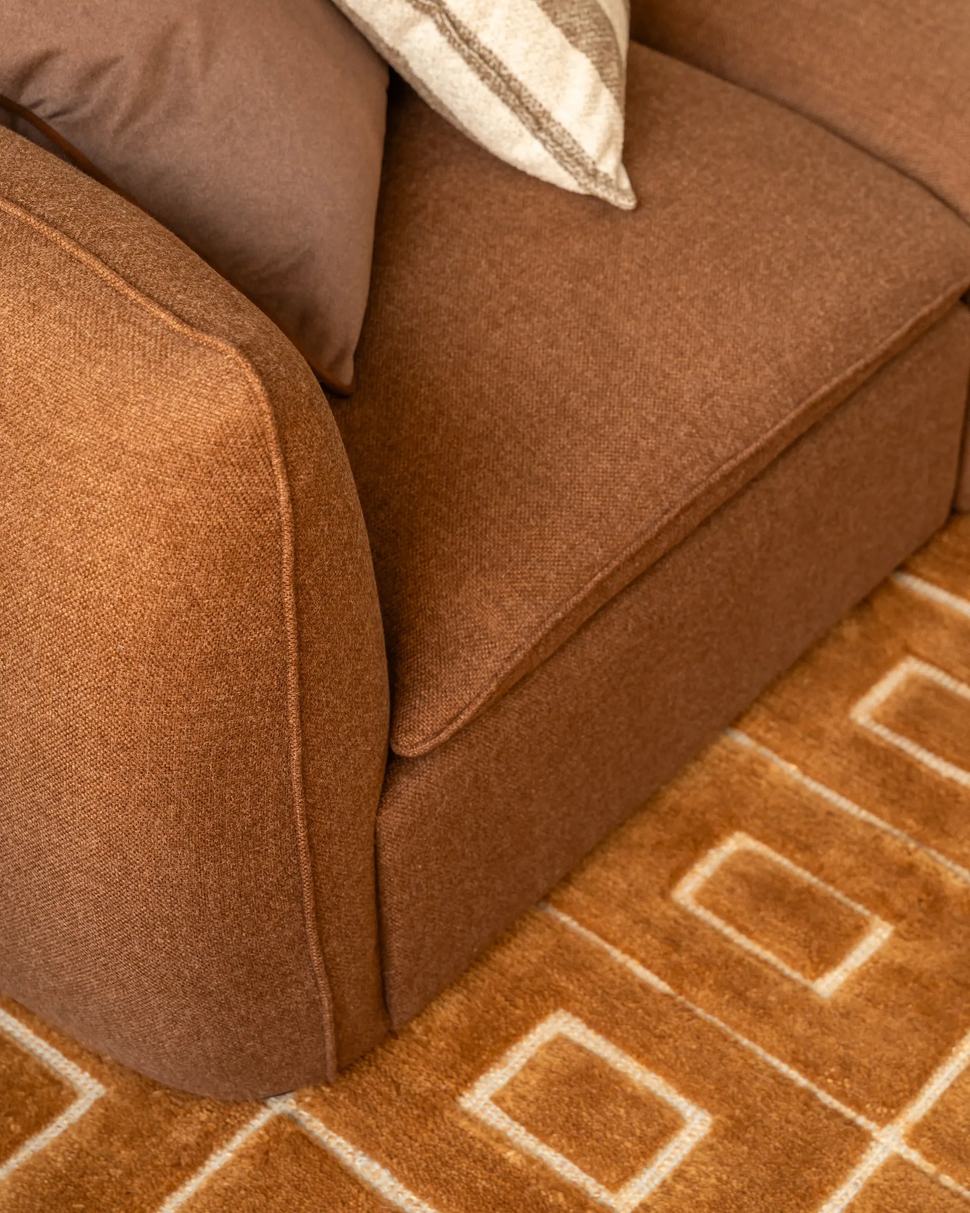 Muro Closed Chaise Sofa - Fossil Chocolate
